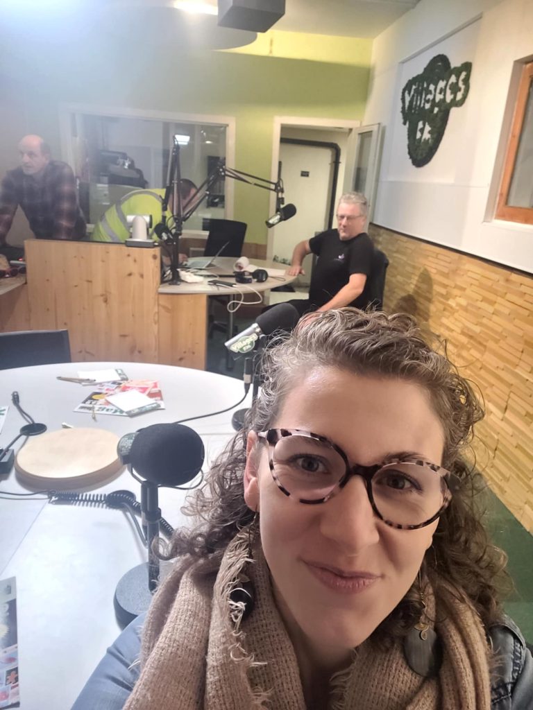 Une médium dans le studio de radio villages, avant l'émission