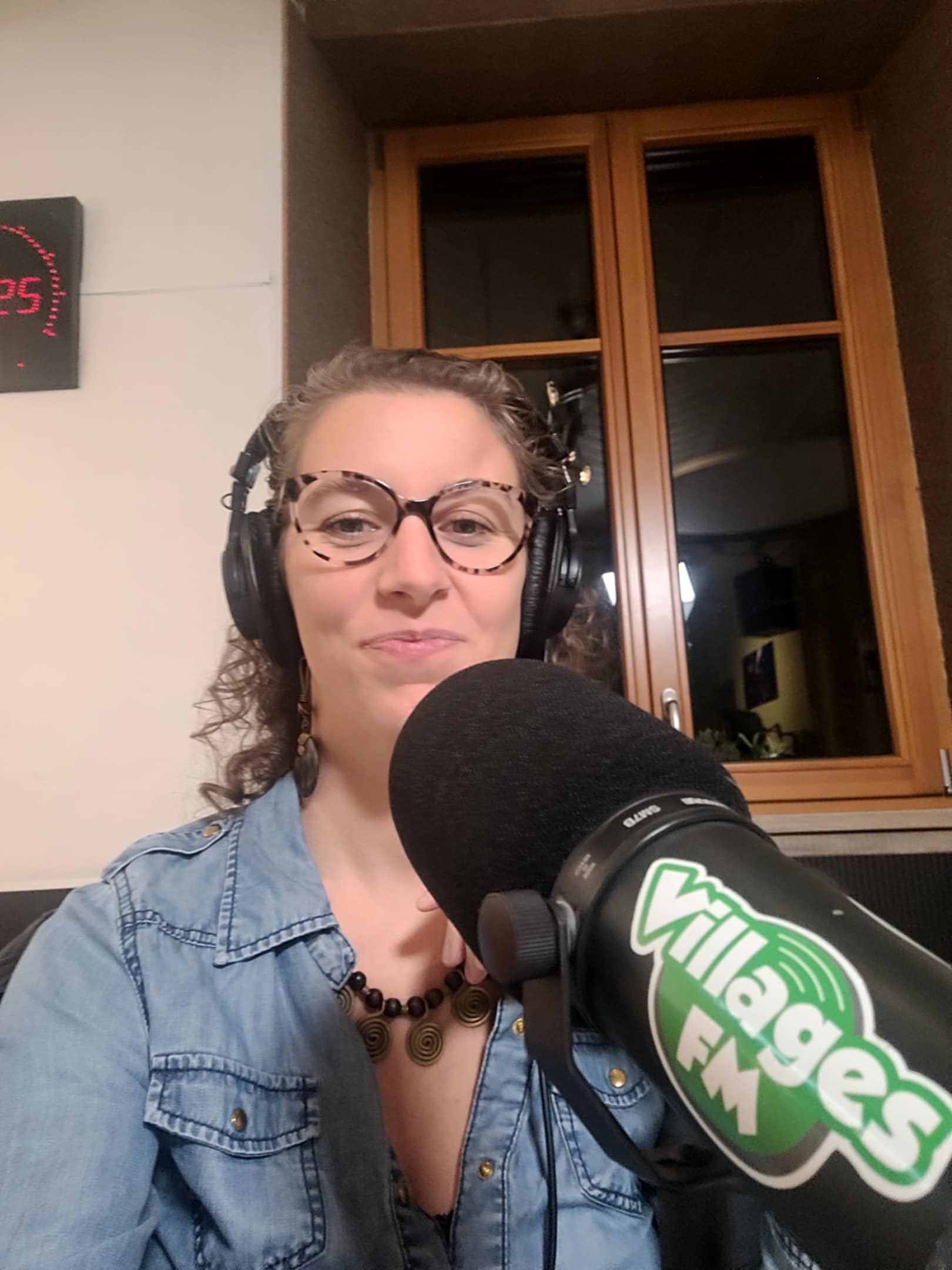 Une médium au micro de radio villages